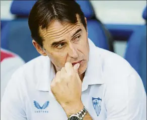  ?? FOTO: GETTY ?? Julen Lopetegui, pensativo durante el último partido del Sevilla ante el Villarreal