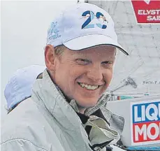  ?? FOTO: VOLKER GÖBNER ?? Max Gurgel ist der einzige deutsche Steuermann beim Matchrace in Langenarge­n.