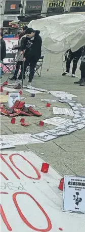  ?? EMILIA GUTIÉRREZ ?? En huelga de hambre. La protesta está teniendo su eje en la Puerta del Sol, en Madrid, y se canaliza sobre todo en las redes sociales. Hay siete mujeres en huelga de hambre acampadas desde hace 14 días