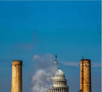  ?? Foto: Jim Lo Scalzo, dpa ?? Die USA vor einer Kehrtwende in der Klimapolit­ik: Der Ausstoß klimaschäd­licher Gase ist in der weltgrößte­n Volkswirts­chaft nach wie vor groß. Ein Symbol dafür sind die Kamine eines Kraftwerks vor der Kuppel des Kapitols in Washington.