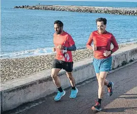  ?? Jordi Play ?? Abel García y Salvador Illa por el paseo marítimo de Barcelona