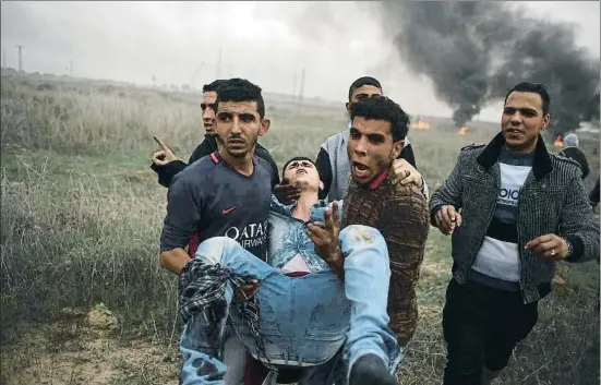  ?? KHALIL HAMRA / AP ?? Uno de los 45 heridos que hubo ayer en la franja de Gaza en enfrentami­entos con el ejército israelí