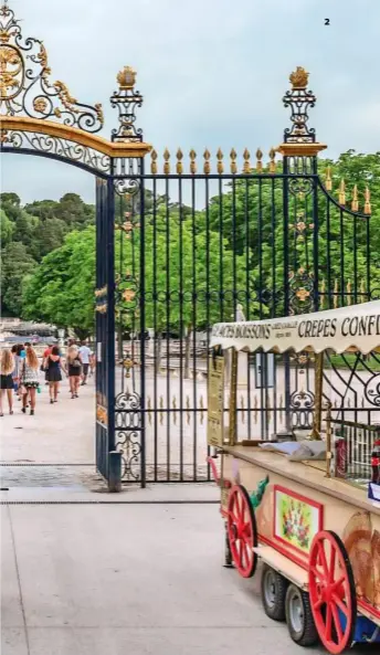  ??  ?? 1| Un pizzico di antica Roma nell’insegna di un ristorante di Arles. 2 | I Giardini della Fontana di Nîmes, sorti nel XVII secolo, su una parte della città gallo-romana. 3| Il nuovissimo Musée de la Romanité di Nîmes. 4| Il ristorante Le vieux castillon, a Castillon-du-Gard.