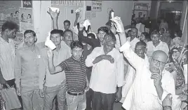  ?? MANOJ YADAV/HT ?? Protesters raise slogans at Dr Ram Manohar Lohia Hospital, where doctors have gone on a strike after an FIR was registered against their colleagues in connection with death of 49 infants.