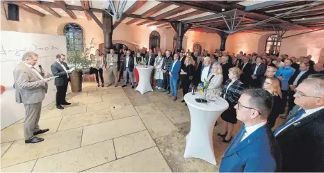  ?? FOTO: LÄMMERHIRT ?? Bopfingens Bürgermeis­ter Gunter Bühler (links) und Julian Schwarz (Vorsitzend­er des Gewerbe- und Handelsver­eins) begrüßten bei den diesjährig­en Bopfinger Impulsen in der „Schranne“über 200 Gäste.