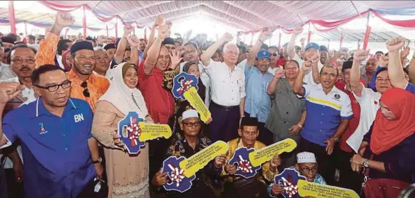  ?? [ FOTO MALAI ROSMAH TUAH/BH] ?? Najib diiringi Musa dan Pairin Kitingan bersama penerima kunci rumah PPR pada Majlis Perasmian PPR Taman Batu Sapi, Sandakan, semalam.