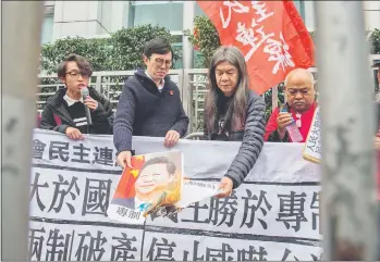  ??  ?? Un simbólico acto de protesta contra los últimos discursos de China continenta­l contra la integridad de Taiwán, quemando un retrato del dictador comunista chino Xi Jinping. (AFP)