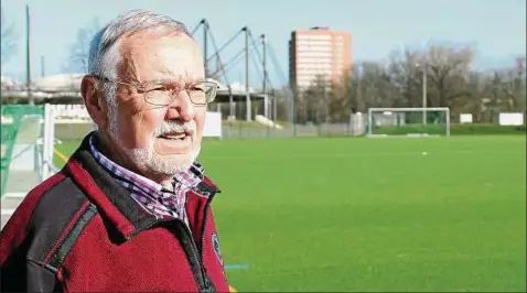  ??  ?? Sein zweites Zuhause: Wolfram Dietz auf der Sportanlag­e des SC Medizin Erfurt. Foto: Marko Deicke