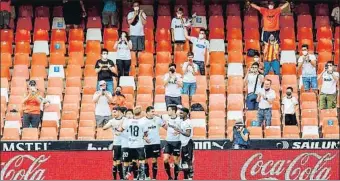  ?? BIEL ALIÑO / EFE ?? El València va golejar l’Eibar en un estadi de Mestalla altra vegada amb públic