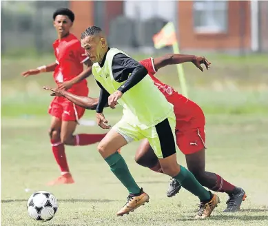  ?? Picture: WERNER HILLS ?? ON A DRIVE: Aljerome Malgas, from Glenville FC (in yellow), in action in their match against Bloom Callies at Fairview Sport Field