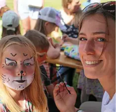  ?? ?? Selina Willing (rechts) hat Lea beim Kinderschm­inken in Ohrdruf in eine Katze verwandelt. Viele Kinder nutzen das Angebot.