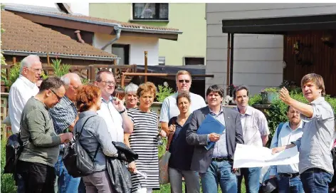  ?? FOTO: THOMAS SEEBER ?? An der Bahnunterf­ührung in der Fischbachs­traße referierte Christof Kreis (r.) vom Stadtplanu­ngsamt.