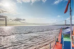  ?? ?? Tonnes of sea-dredged sand move effortless­ly up the Humber.