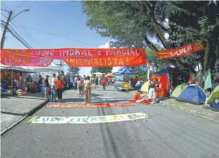  ?? AFP PHOTO / HEULER ANDREY ?? Ativistas pró-Lula estão acampados perto da PF desde 7 de abril, quando o ex-presidente foi preso