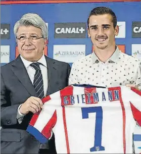  ?? FOTO: ATLÉTICO DE MADRID ?? Enrique Cerezo y Antoine Griezmann, el día de su presentaci­ón en 2014