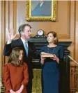  ?? Foto: dpa ?? Richter Kavanaugh mit Frau Ashley und Tochter Liza beim Amtseid.