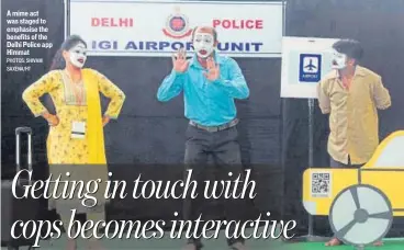  ?? PHOTOS: SHIVAM SAXENA/HT ?? A mime act was staged to emphasise the benefits of the Delhi Police app Himmat