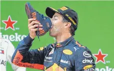  ?? FOTO: DPA ?? Wohl bekomm’s! Daniel Ricciardo pflegt in China australisc­hes SiegerBrau­chtum.
