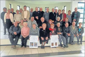  ??  ?? Les élèves présentent les panneaux descriptif­s des églises