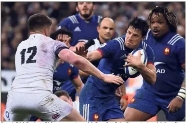  ?? (Photo AFP) ?? François Trinh-Duc tente d’échapper au centre anglais Owen Farrell : les Bleus ont retrouvé de la confiance et de l’ambition. La série noire de huit tests sans victoire est (presque) oubliée.