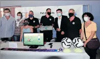  ??  ?? Les élus se sont arrêtés au stand du club de football.