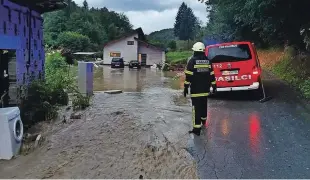  ?? Foto arhiv PGD Kalobje ?? Na širšem celjskem območju je zalilo kleti številnih objektov. Na fotografij­i narasla meteorna voda ogroža objekt v Kostrivnic­i v občini Šentjur.