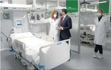  ?? JUAN CARLOS MUÑOZ ?? Juanma Moreno contempla el equipamien­to del Hospital Militar de Sevilla en la visita que realizó ayer.