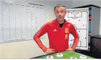  ?? EFE ?? El selecciona­dor español, Luis Enrique Martínez, mientras ofrece la convocator­ia con un juego de chapas.