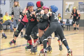  ?? CAROLE MORRIS-UNDERHILL ?? The Rebel Belles try to help jammer StrawBury Jam (Angela Jennex) break through while holding back the Kickin’ Vixens.