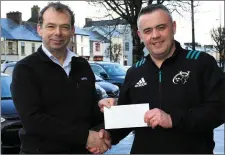  ?? Denis Cronin (RIGHT) presents €1,149 to Jack Shanahan of Castleisla­nd Hospice fundraisin­g committee on behalf of the RFC. ??