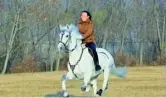  ??  ?? A cavallo Kim Yo-jong ama la musica e l’equitazion­e