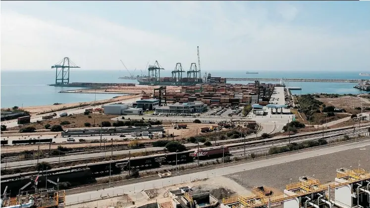  ??  ?? Sines é responsáve­l pelo movimento de mais de 50% do total de carga no conjunto dos portos nacionais.