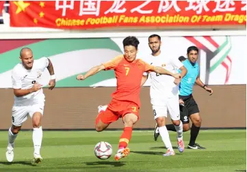  ??  ?? China’s midfielder Wu Lei (centre) fights for the ball with Kyrgyzstan’s midfielder Akhlidin Israilov (right) and Edgar Bernhardt during the 2019 AFC Asian Cup football match between Kyrgyzstan and China at the Kalifa bin Zayed stadium in al-Ain. — AFP photo