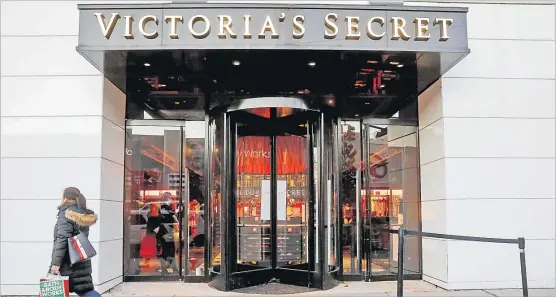  ?? Picture: REUTERS/BRENDAN MCDERMID ?? A shopper passes by a Victoria’s Secret retail store, as the global outbreak of the coronaviru­s disease (COVID-19) continues, in Brooklyn, New York, US.