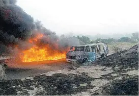  ??  ?? En Hidalgo, una camioneta quedó calcinada, luego de la explosión.