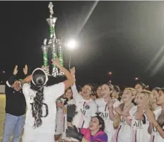  ?? FOTO CÉSAR NEYOY-BES ?? JUGADORAS DEL INDE celebran el campeonato del futbol sanluisino de SLSA, en la final celebrada el martes en el campo del parque Joe Orduño.