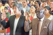  ??  ?? These 35 immigrants from 23 countries swear their oaths in Jackson, Miss., in September as some of the 603,825 people who became naturalize­d U.S. citizens in the first nine months of 2017.
File, Rogelio V. Solis / AP