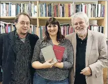  ?? LL. RAMIS ?? Doblete. Andreu Subirats, Ester Andorrà (editora de Labreu) y Antoni Clapés en la presentaci­ón de Cendres a
Estós y Arbre que s’allunyà ,enla librería La Calders