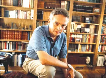  ??  ?? Peters in his library in 2002. — WP-Bloomberg photo