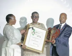  ??  ?? EThekwini Mayor Cllr Zandile Gumede receiving the award for the Municipali­ty with the Best IDP from MEC Nomusa Dube-Ncube (left) and Inkosi Chiliza, KZN Provincial House of Traditiona­l Leaders Chair (right).