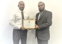  ?? ?? From right: Amãna Bank CEO Mohamed Azmeer and VP Retail Banking and Marketing Siddeeque Akbar along with certificat­e received for Fastest Growing Retail Bank in Sri Lanka