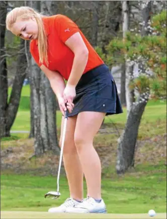  ?? KYLE MENNIG – ONEIDA DAILY DISPATCH ?? Vernon-Verona-Sherrill’s Olivia Evans watches a putt on the ninth green during a match against Rome Free Academy in Rome on Tuesday.