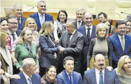  ?? ASAMBLEAEX ?? Guardiola y Pelayo, en el centro de la imagen, ayer, tras la aprobación de las cuentas en la Asamblea regional.