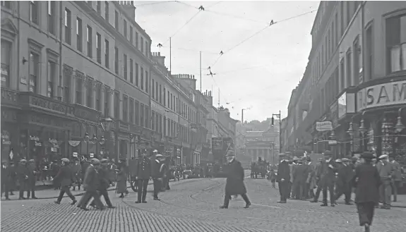  ?? Picture: University of Dundee Archive Services. ?? Reform Street, Dundee, in 1922. Read more at the top of the left-hand column.
