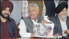  ?? HT PHOTO ?? State Congress president Sunil Jakhar along with local bodies minister Navjot Singh Sidhu in Jalandhar on Sunday.