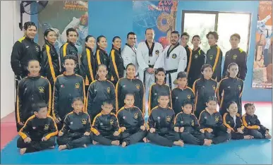  ??  ?? El equipo de Agrupación Mexicana de Tae Kwon Do que viajará a Tlaxcala, en una pausa de su entrenamie­nto, ayer en su sede de San Damián