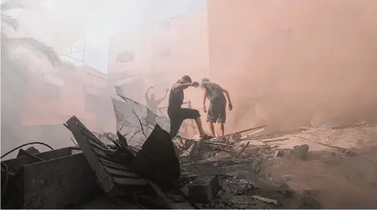  ?? Photos by Mohammed Dahman/Associated Press ?? Palestinia­ns look for survivors under the rubble following an Israeli airstrike on Nov. 6 in Khan Younis refugee camp, southern Gaza Strip.