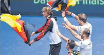  ?? FOTO: DPA ?? Alexander Zverev (von links), Philipp Kohlschrei­ber, Tim Pütz und Jan-Lennard Struff jubeln nach dem Sieg gegen Ungarn.