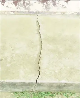  ??  ?? A deep crack in the wall at Sawariwau Primary School (SRDC Photo)