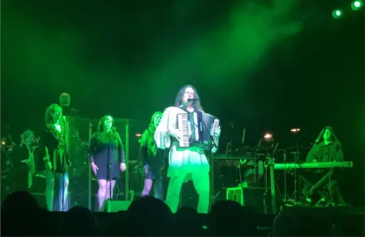  ?? Gabrielle Biltz/ Post- Gazette ?? Weird Al Yankovic plays accordion while singing his parody song “Yoda.”